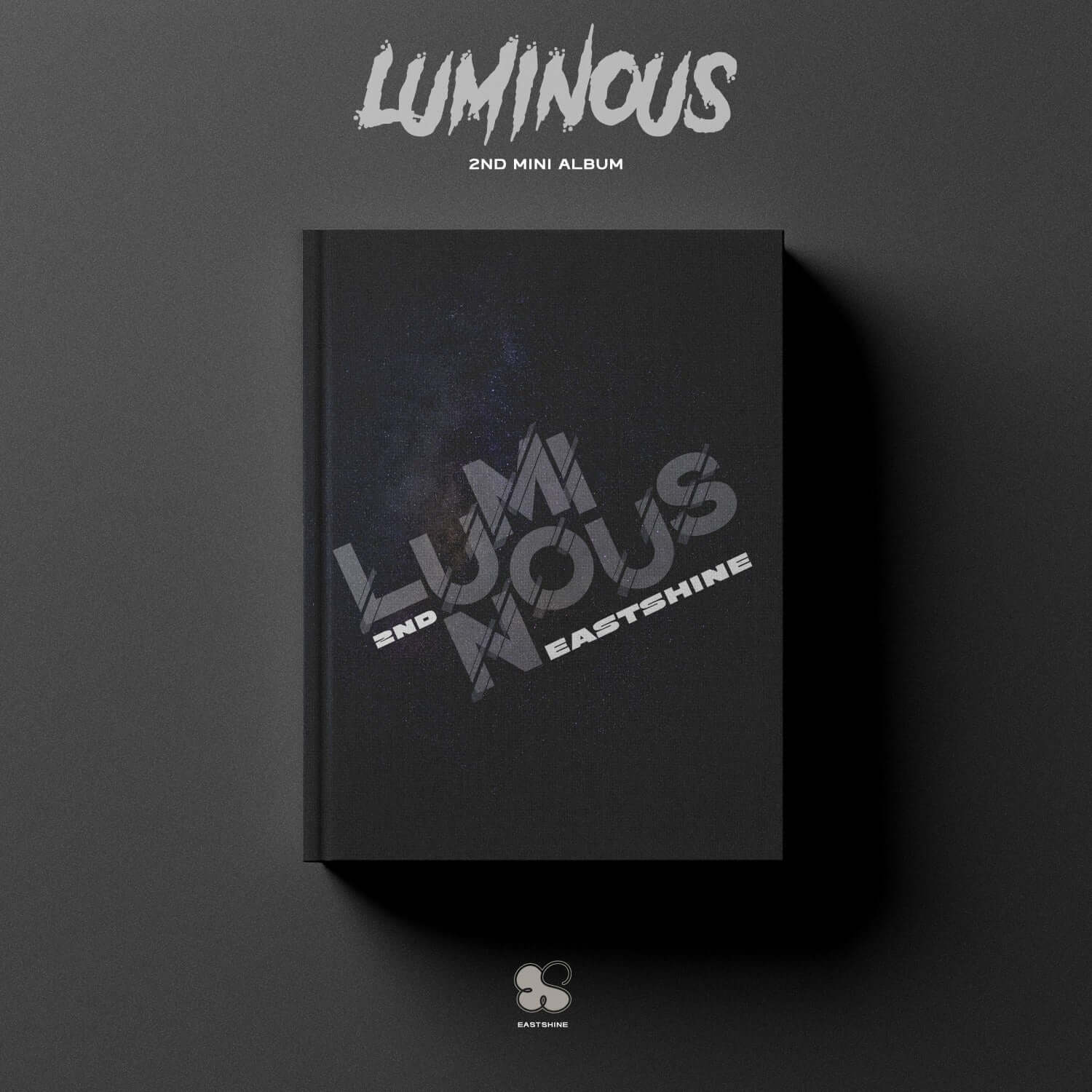 EASTSHINE - 2nd Album [LUMINOUS] - Album Kpop : pochette noire “LUMINOUS” sur fond gris, style minimal.