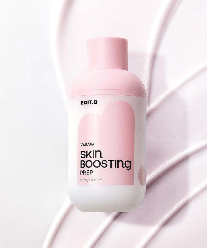 Bouteille de EDIT.B Veil On Skin Boosthing Prep 50ml sur fond rose, soin de la peau pour un teint éclatant et préparé.