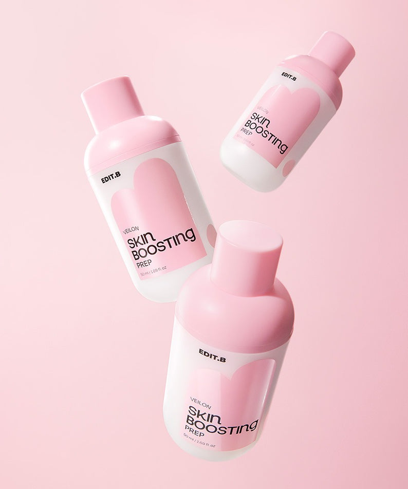 Bouteilles de EDIT.B Veil On Skin Boosthing Prep 50ml sur fond rose pour préparation de soin de peau.