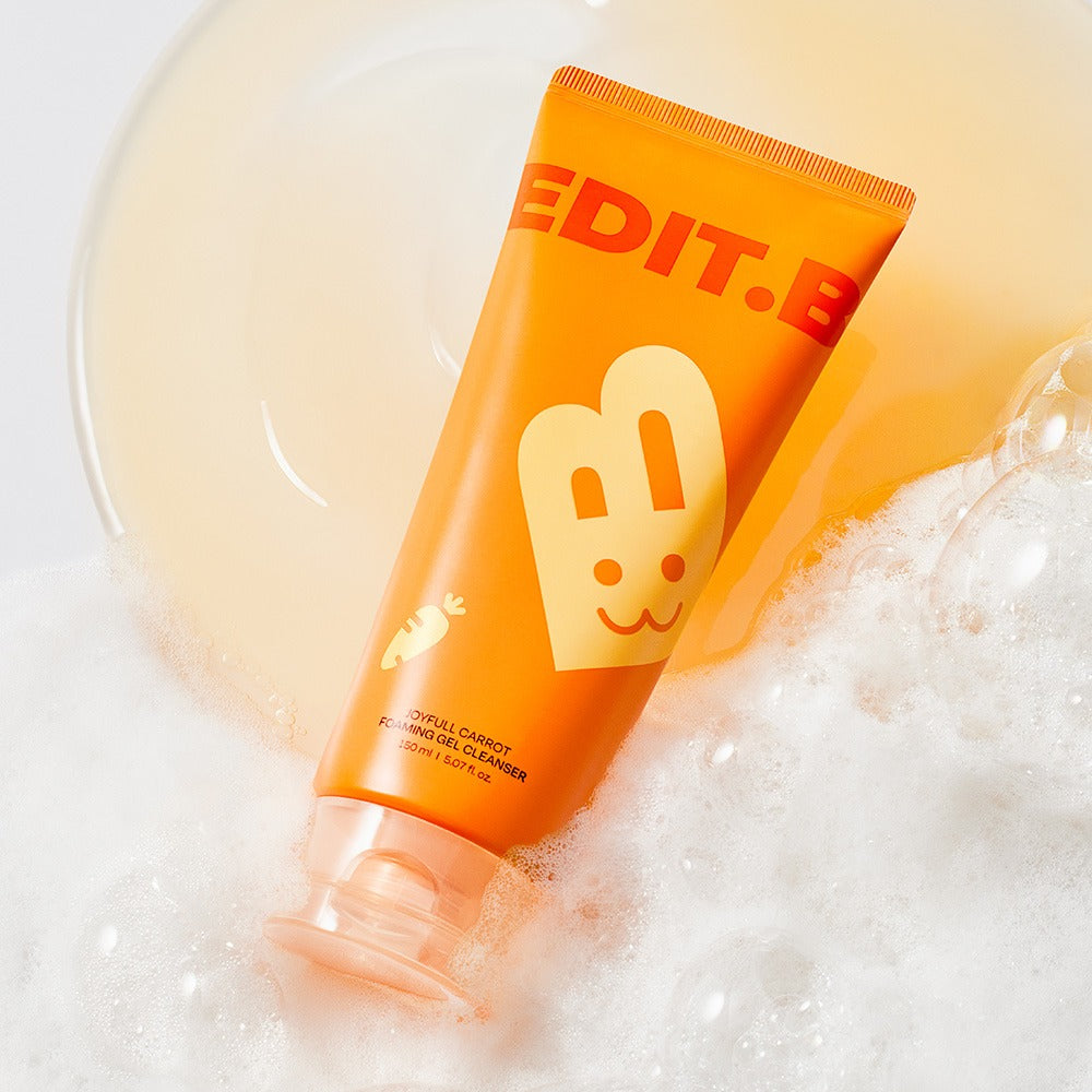 EDIT.B Joyful Carrot Foaming Gel Cleanser 150ml de la marque EDIT.B, tube orange sur mousse blanche, contexte soin visage