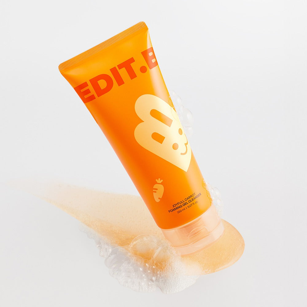 EDIT.B Joyful Carrot Foaming Gel Cleanser 150ml, gel nettoyant moussant à la carotte, tube sur fond clair, mousse.