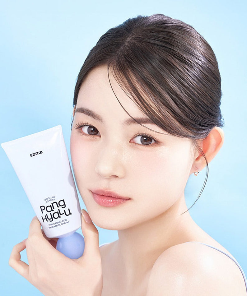 EDIT.B Moisture Barrier Pang Hyaluronic Acid Pathenol Cream 100ml : tube crème hydratante sur modèle, fond bleu