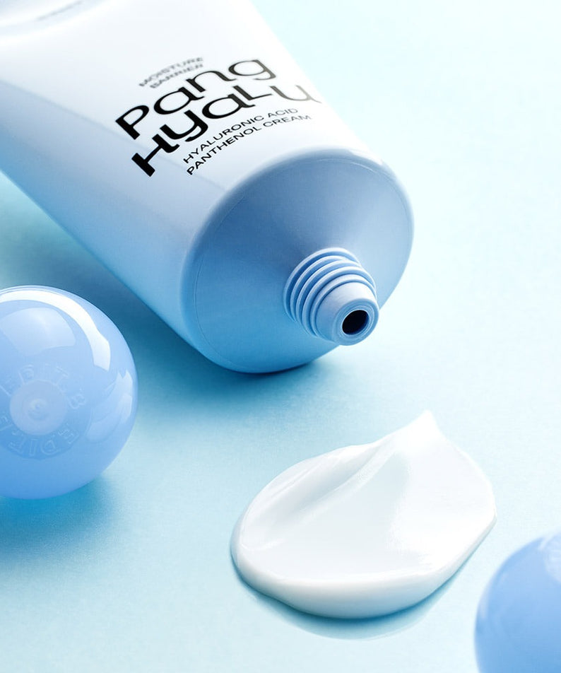 EDIT.B Moisture Barrier Pang Hyaluronic Acid Pathenol Cream 100ml, tube bleu et crème blanche sur fond clair, contexte cosmétique.
