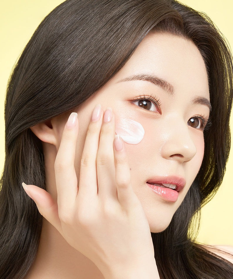 EDIT.B Moisturizing Soothing Mugwort Ceramide Cream 100ml : femme applique une crème apaisante sur peau, pack visible