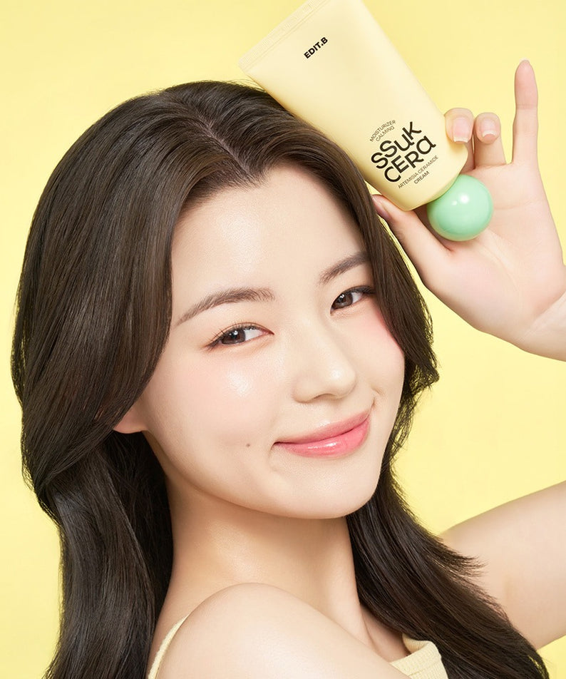 EDIT.B Moisturizing Soothing Mugwort Ceramide Cream 100ml, crème verte mugwort ceramides sur fond jaune avec visage en gros plan