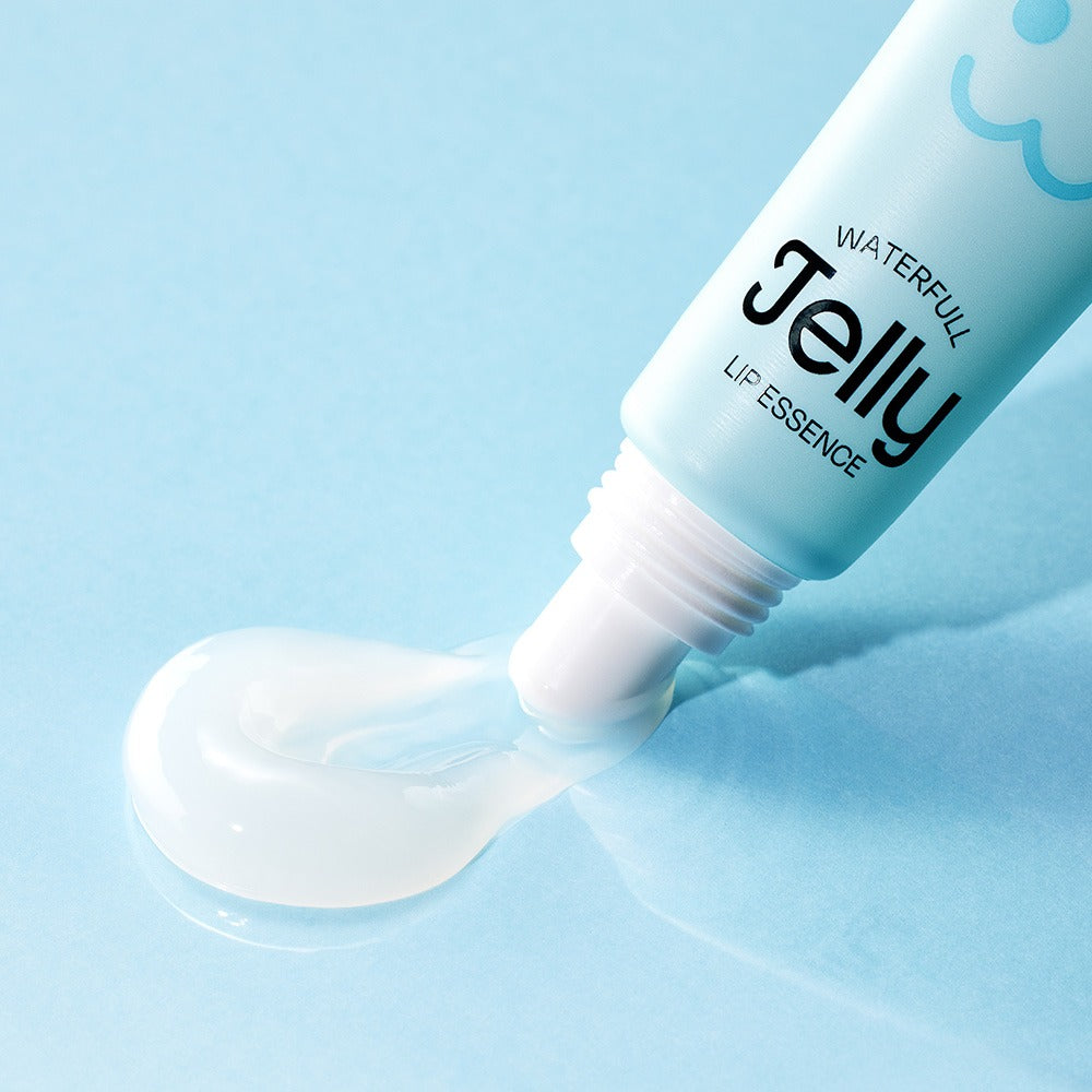EDIT.B Waterful Jelly Lip Essence 11ml de la marque EDIT.B, tube bleu et gel sur lèvres, fond ciel bleu.