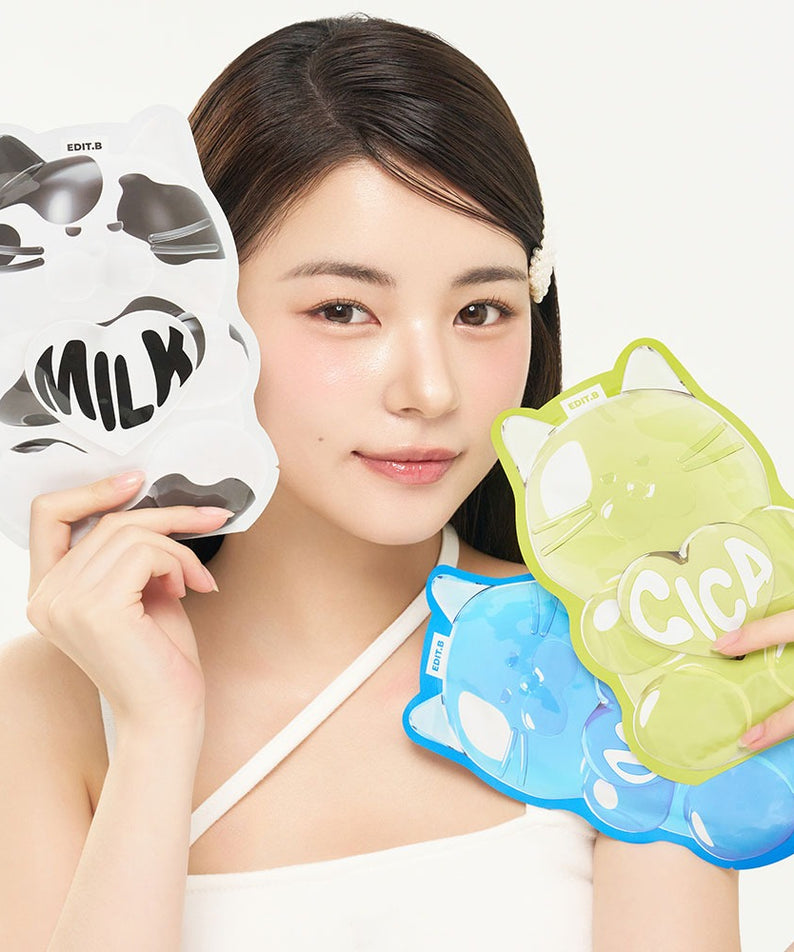 EDIT.B Waterfull Gumi Mask Cica, masques en feuilles Cica, marque EDIT.B, sur une femme tenant les produits, fond clair.