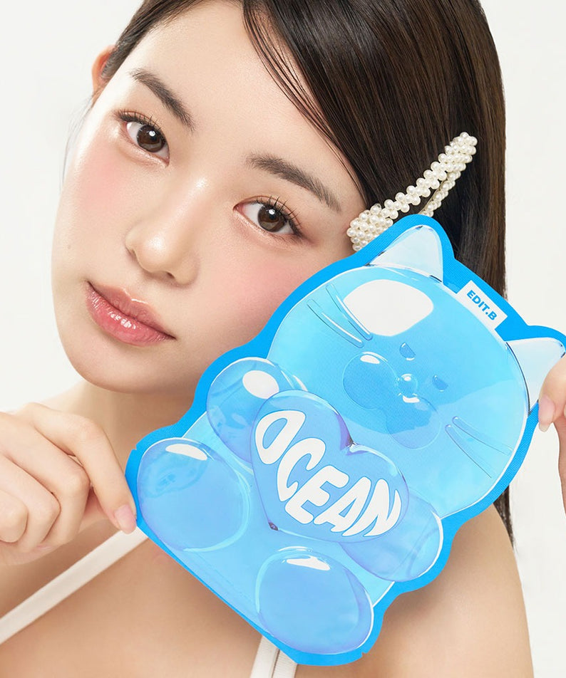 EDIT.B Waterfull Gumi Mask Ocean, masque visage océan bleu; jeune femme l’applique, fond clair, style beauté japonais.