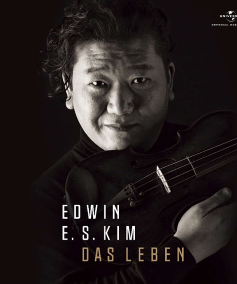 EDWIN E.S. KIM - ‘Das Leben' - Album Kpop : portrait noir et blanc du chanteur tenant une basse, visuel promotionnel.