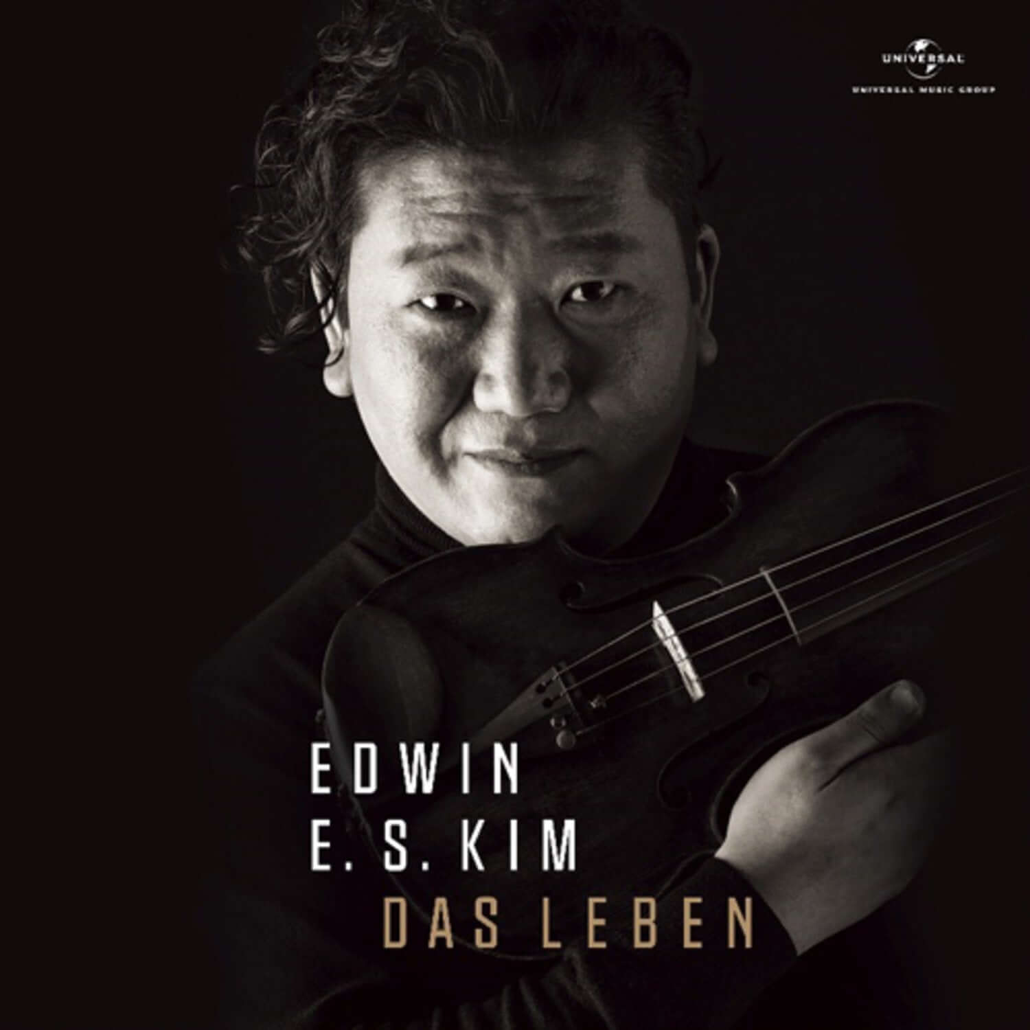 EDWIN E.S. KIM - ‘Das Leben' - Album Kpop : portrait noir et blanc du chanteur tenant une basse, visuel promotionnel.