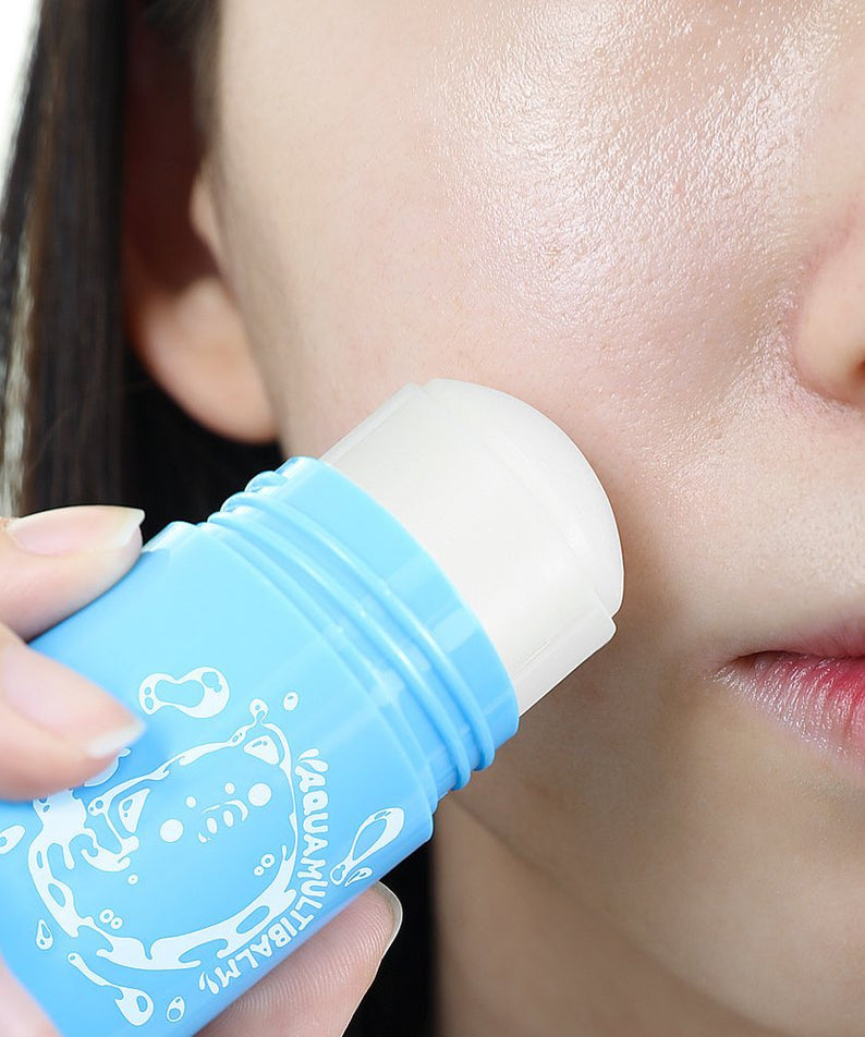 ELIZAVECCA Aqua Multi Balm 30g de la marque Elizavecca, appliqué sur le visage (soin hydratant, tube bleu)
