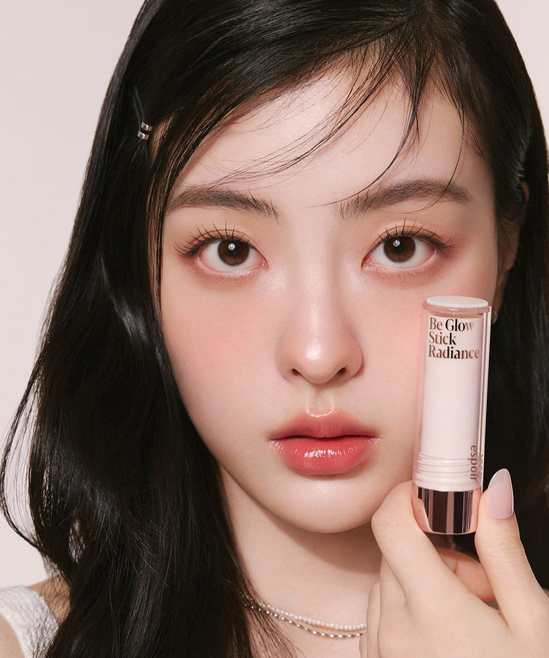 ESPOIR BE GLOW STICK RADIANCE utilisé sur le visage; maquillage lumineux, peau éclatante, beauté naturelle, produit ESPOIR incontournable.