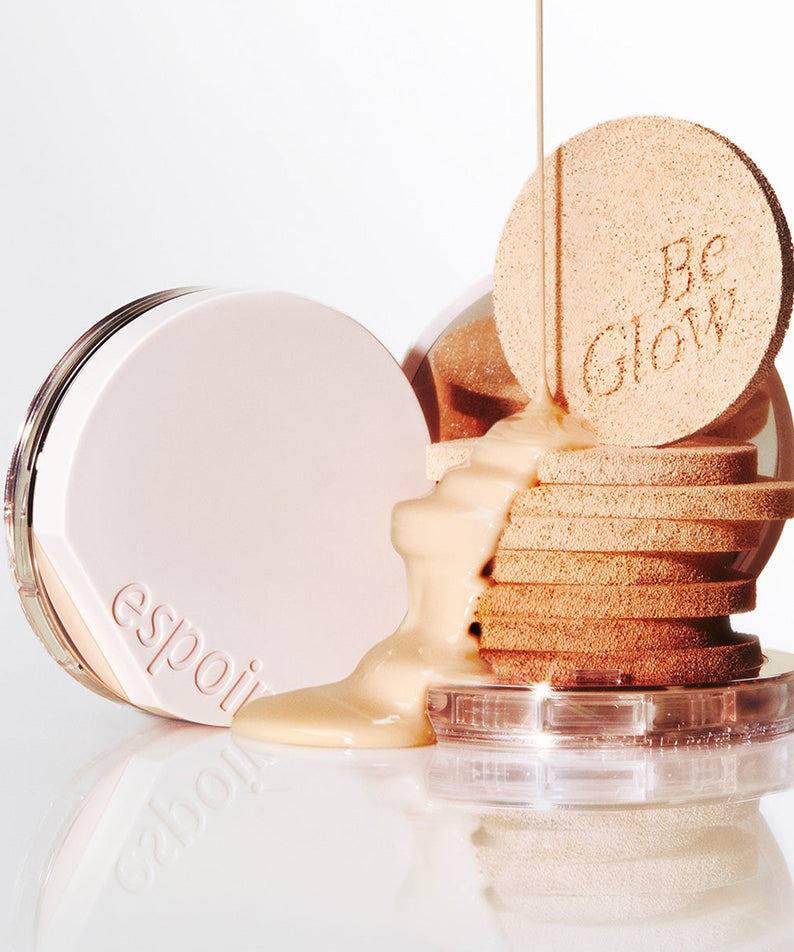 Image du produit ESPOIR BE GLOW VOLUME CUSHION SPF42 PA+++ avec applicateur et crème fluide, offrant une peau éclatante et protégée au SPF42.