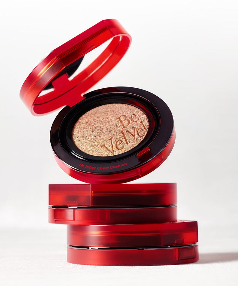 Coussin ESPOIR BE VELVET COVER CUSHION SPF42 PA++, fond de teint velouté avec protection solaire, dans un boîtier rouge élégant.