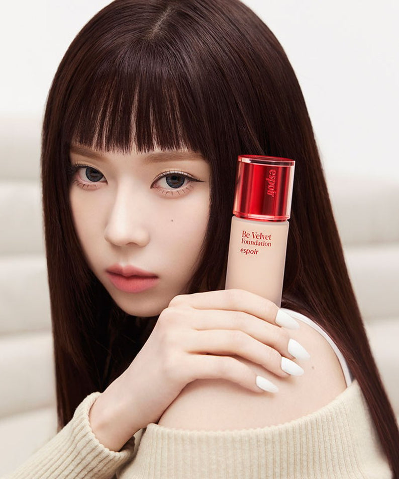 ESPOIR BE VELVET FOUNDATION SPF22 PA++ de la marque Espror, fond de teint en flacon rouge sur fond clair