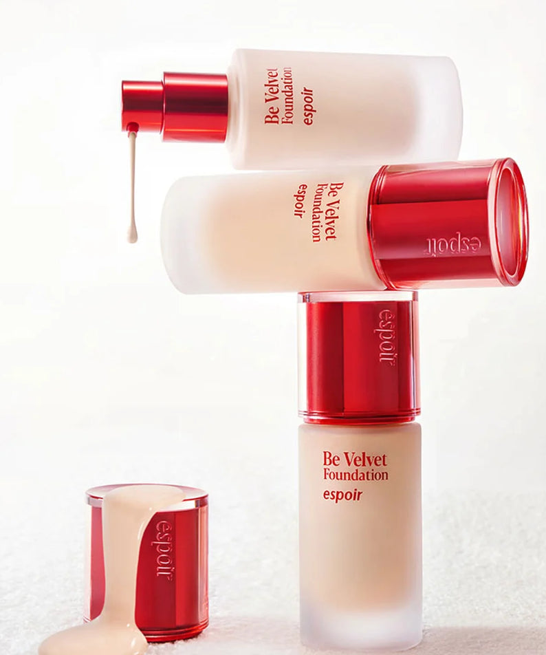 ESPOIR BE VELVET FOUNDATION SPF22 PA++ de la marque Espeoir, maquillage en tube rouge et blanc sur fond clair
