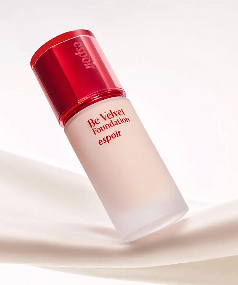 ESPOIR BE VELVET FOUNDATION SPF22 PA++ en flacon rouge sur fond clair, mise en scène beauté.