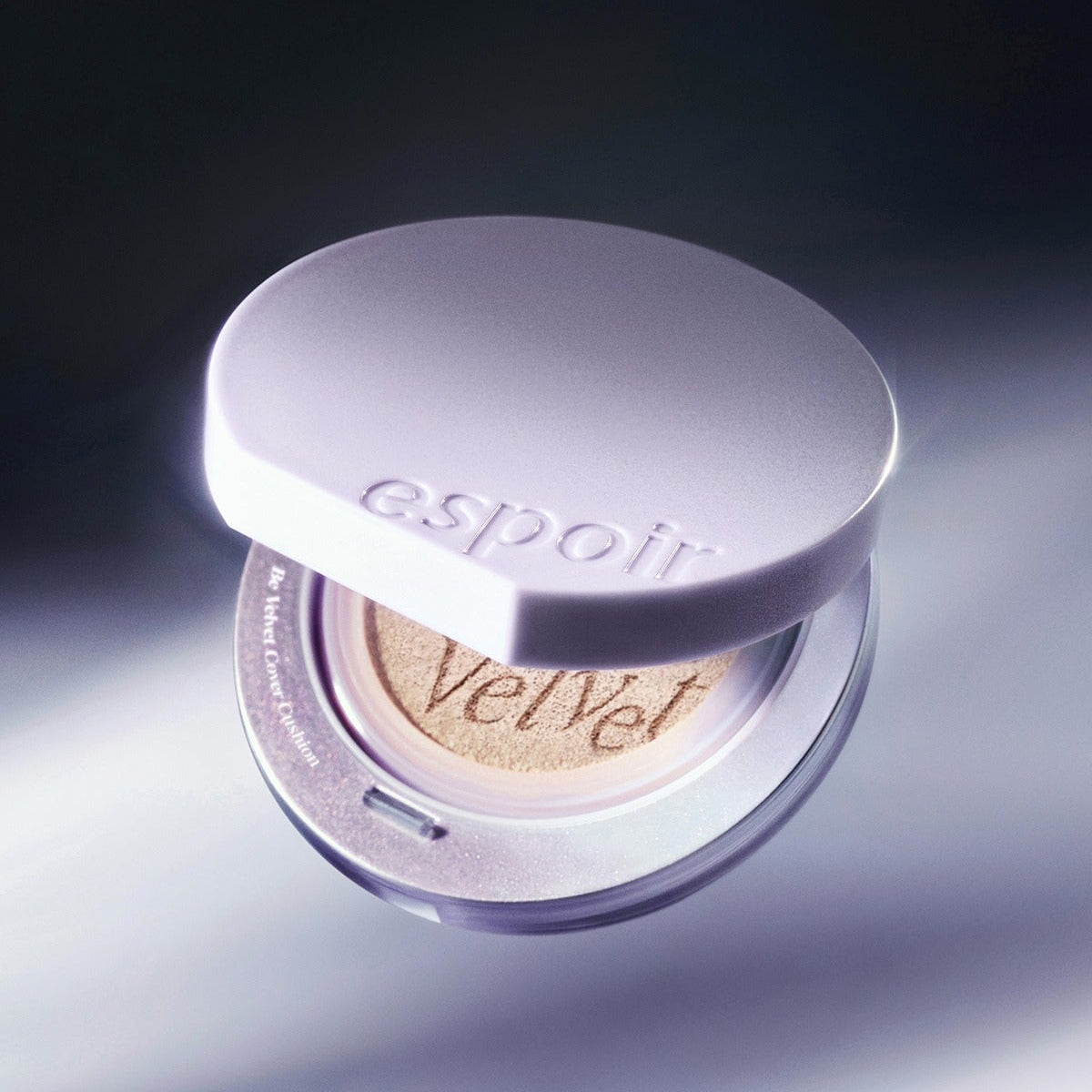 ESPOIR Bevelvet Cover Cushion SPF42 PA++ [Galaxy Beam Collection] ESPOIR, coussin maquillage de près, fond bleu galaxie.