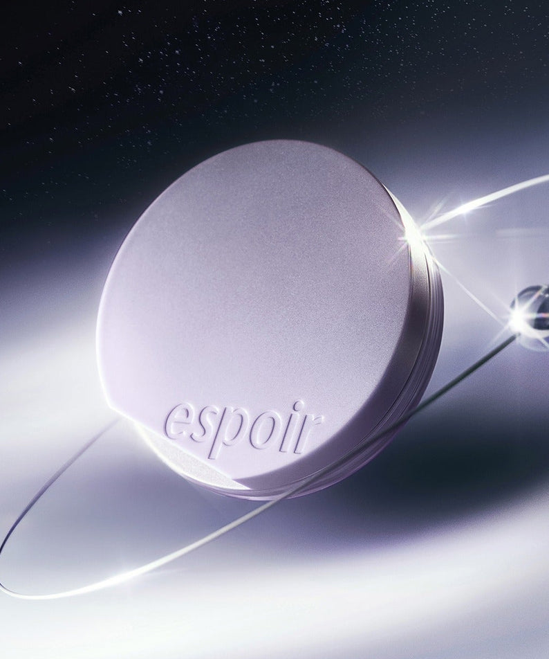 ESPOIR Bevelvet Cover Cushion SPF42 PA++ [Galaxy Beam Collection] de marque ESPOIR, en écrin galaxie violet, halo lumineux.