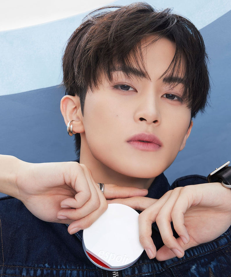 ESPOIR Bevelvet Sebumcut Cooling Cushion, coussin rafraîchissant pour peaux, maquillage de mannequin au fond bleu.
