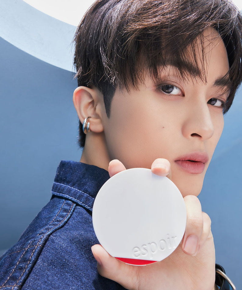 ESPOIR Bevelvet Sebumcut Cooling Cushion, produit de marque présenté en main sur fond bleu, effet rafraîchissant anti-séborrhée.