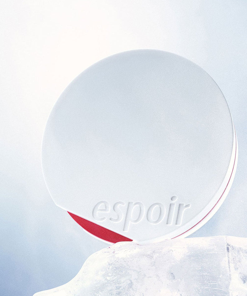 ESPOIR Bevelvet Sebumcut Cooling Cushion de la marque ESPOIR, présenté sur fond bleu clair avec gel froid.