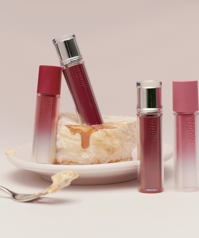ESPOIR Couture Lip Tint Glaze [NEW COLOR] de ESPOIR, flacons brillants sur décor crème blanc, maquillage lèvres tendance.