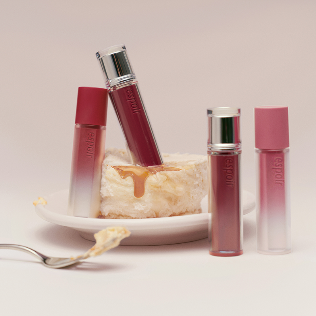 ESPOIR Couture Lip Tint Glaze [NEW COLOR] de ESPOIR, flacons brillants sur décor crème blanc, maquillage lèvres tendance.