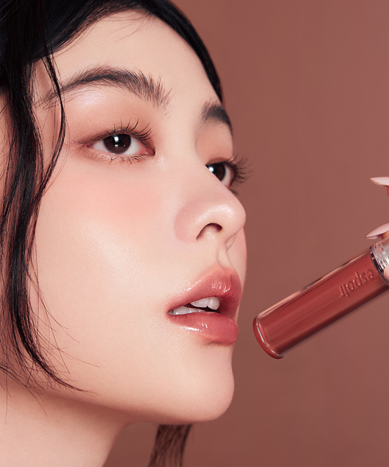 ESPOIR Couture Lip Tint Glaze [NEW COLOR] sur lèvres, maquillage glossy, photo beauté studio sur fond rose.