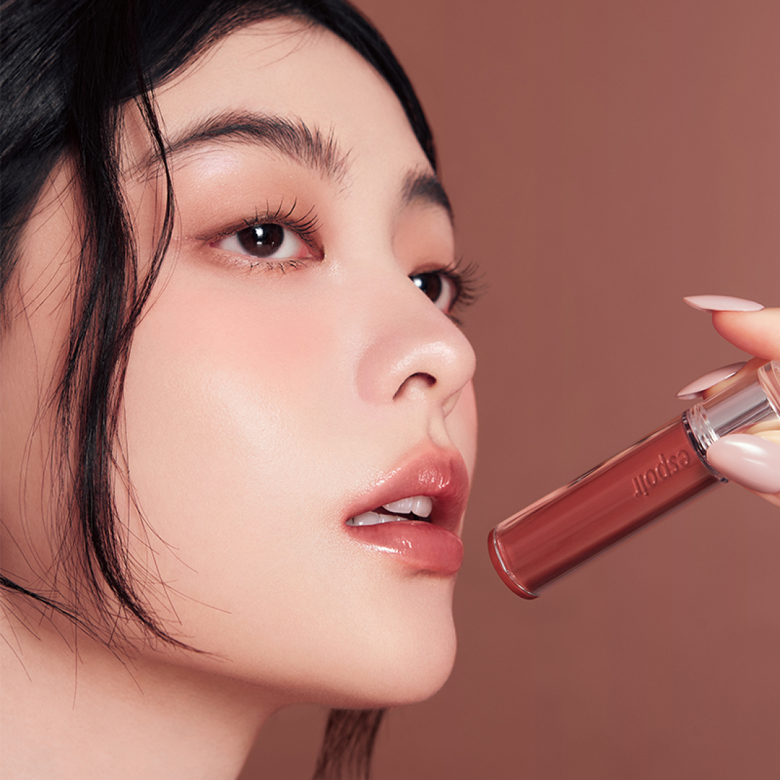 ESPOIR Couture Lip Tint Glaze [NEW COLOR] sur lèvres, maquillage glossy, photo beauté studio sur fond rose.