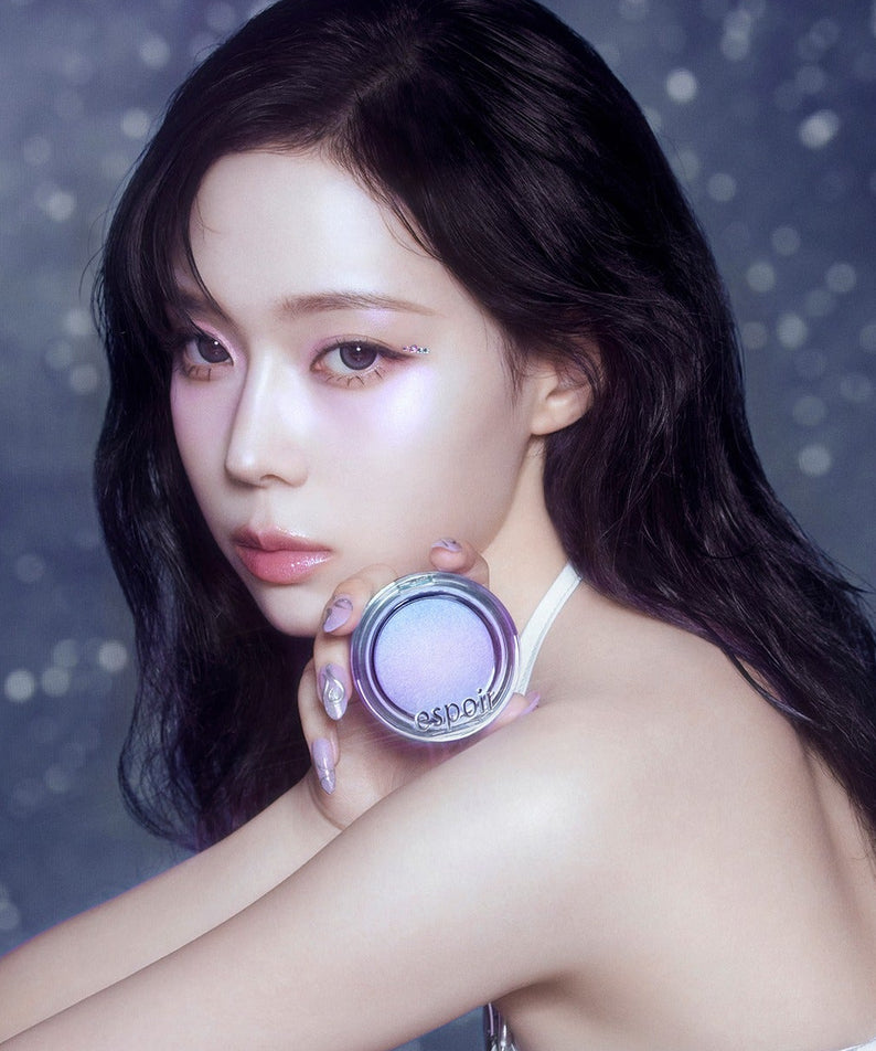 ESPOIR Strobing Highlighter de la Galaxy Beam Collection sur visage lumineux, maquillage scintillant, fond bleu étoilé