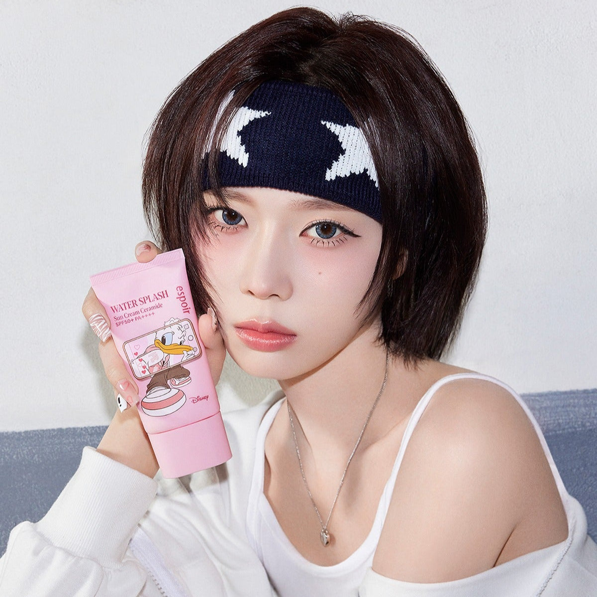 ESPOIR Water Splash Sunscreen Ceramide [Disney Edition] de la marque ESPOIR, photo d’une femme au look Disney, tube rose.