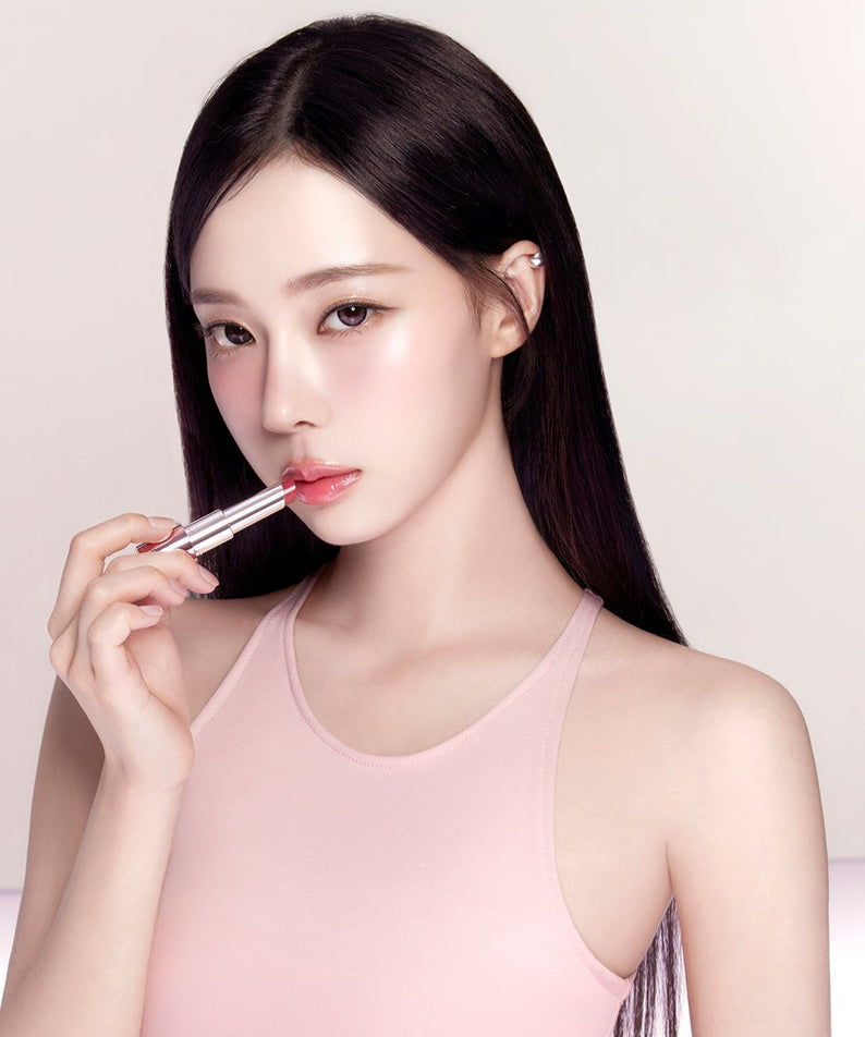 Femme utilisant ESPOIR Bare Glow Lip Balm pour un look naturel et éclatant. Cosmétique beauté pour lèvres en France.