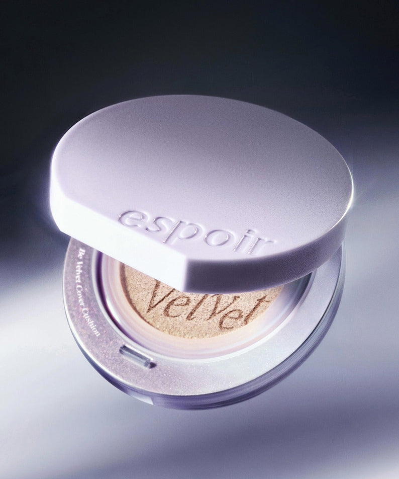 Coussin ESPOIR Bevelvet Cover SPF42 PA++ [Galaxy Beam Collection] élégant en teinte claire avec couvercle ouvert.