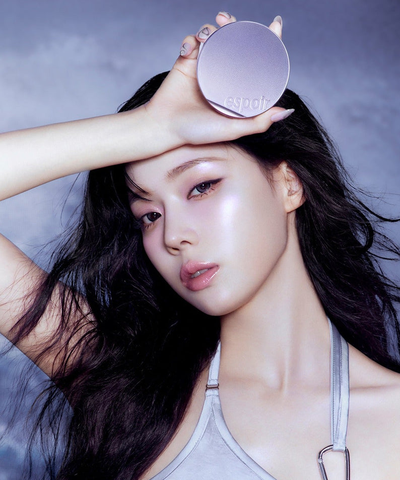 Modèle avec ESPOIR Bevelvet Cover Cushion SPF42 PA++ [Galaxy Beam Collection] affichant son éclat radieux et cosmique.