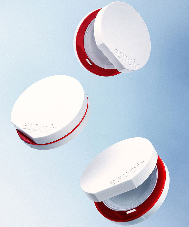 Coussins de maquillage rafraîchissants ESPOIR Bevelvet Sebumcut Cooling Cushion flottant sur fond bleu clair.