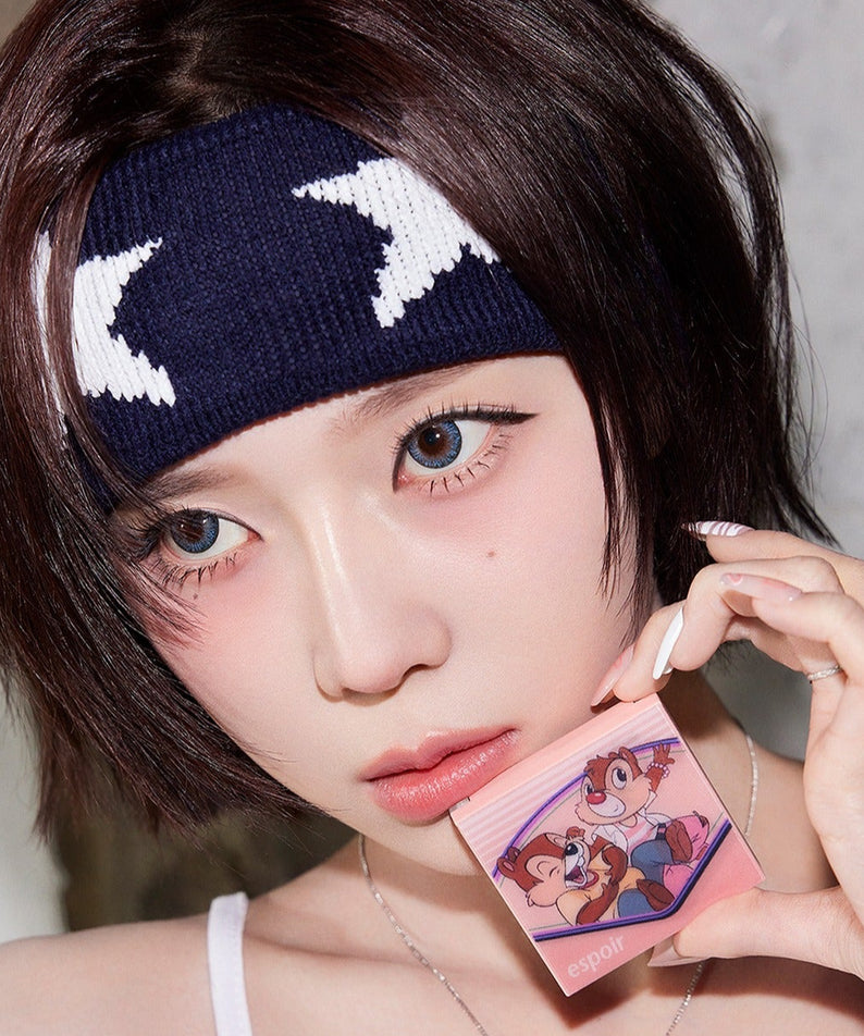 Jeune femme présentant ESPOIR Blurry Cheek [Disney Edition] avec visuel Disney séduisant.