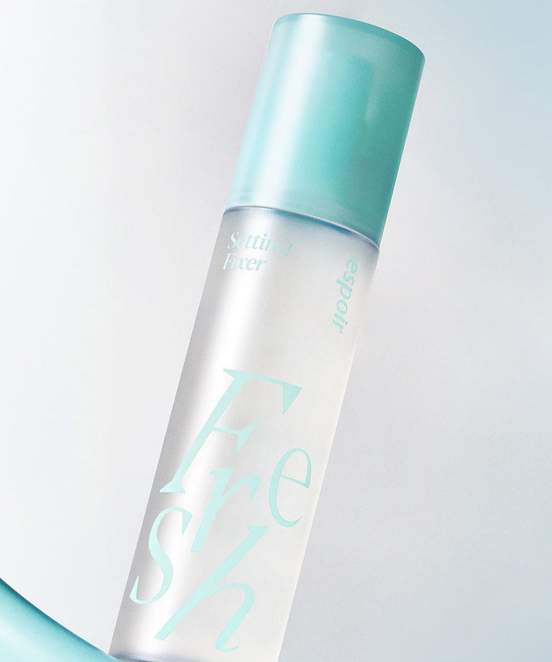 Vue de face du ESPOIR Fresh Setting Fixer 100ml avec un design moderne et élégant, parfait pour fixer le maquillage durablement.