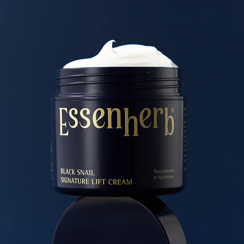 ESSENHERB Black Snail Signature Lift Cream 50ml : pot noir avec crème blanche sur fond bleu, marquage ESSENHERB.