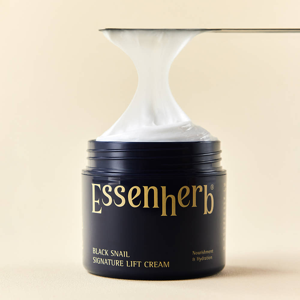 ESSENHERB Black Snail Signature Lift Cream 50ml, flacon noir et blanc sur fond clair, photo produit marque ESSENHERB