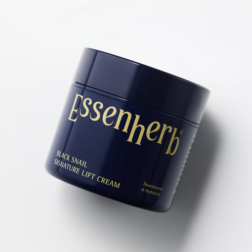 ESSENHERB Black Snail Signature Lift Cream 50ml, pot noir sur fond blanc, marque ESSENHERB, crème anti-âge