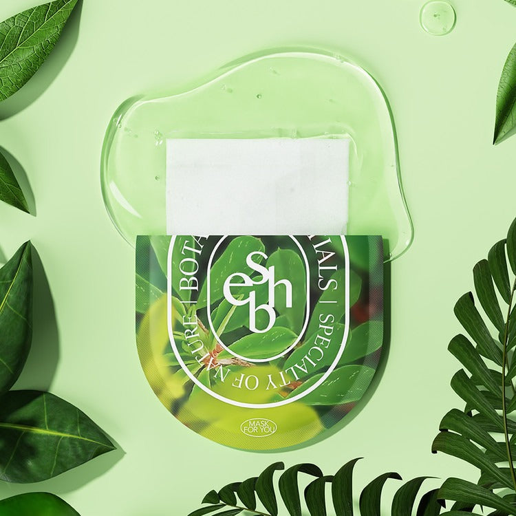 ESSENHERB  Kummerowia Poresetting Cotton Mask 5EA, masque en coton vert dans une bulle transparente sur fond feuilles.