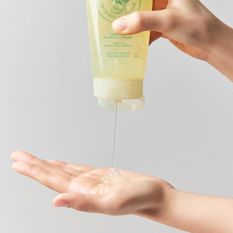ESSENHERB  Lemon Dill Glazed Gel Cleanser 150ml : un tube de marque pressé, gel sur la main, contexte de soin visage