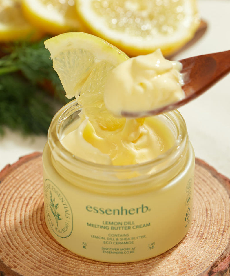 ESSENHERB Lemon Dill Melting Buttercream 55ml, crème au citron et aneth, pot avec spatule, arrière-plan avec citron