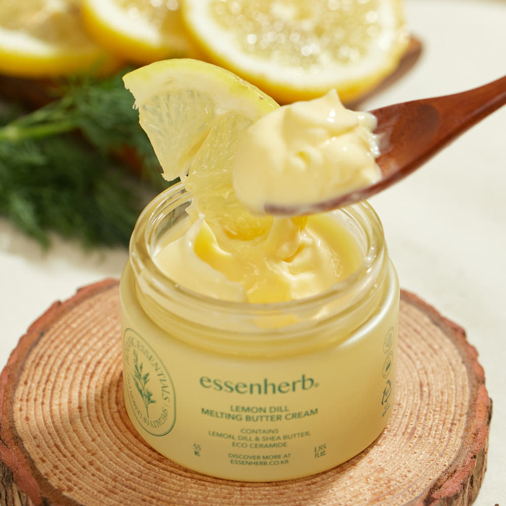ESSENHERB Lemon Dill Melting Buttercream 55ml, crème au citron et aneth, pot avec spatule, arrière-plan avec citron