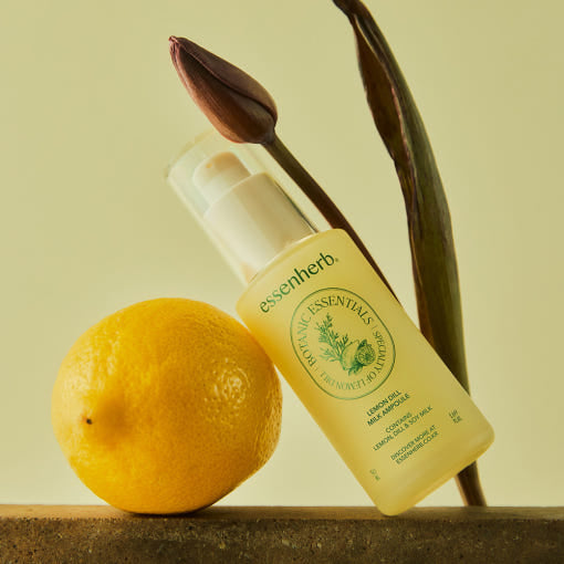 ESSENHERB Lemon Dill Milk Ampoule 50ml, flacon sur fond vert avec citron et brins d’aneth, marque ESSENHERB.