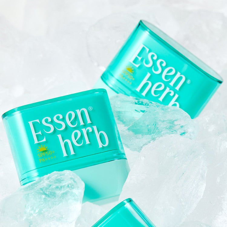 ESSENHERB  Multi Defense Cloud Fit Airy Sun Stick 10g, produits ESSENHERB sur glace, contexte visuel visuel studio turquoise