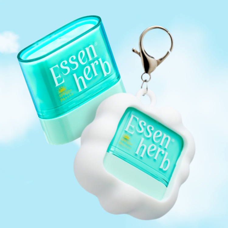 ESSENHERB  Multi Defense Cloud Fit Airy Sun Stick 10g, marque Essenh er b, stick solaire sur fond ciel avec nuages