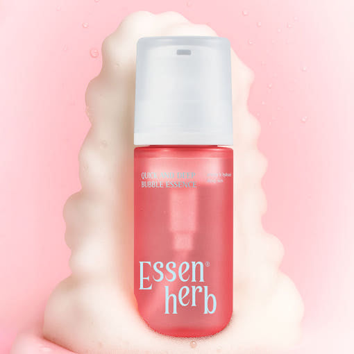Décris l'image en français: ESSENHERB Quick & Deep Bubble Essence 97ml, flacon rose sur fond rose avec bulles, marque Essenherb