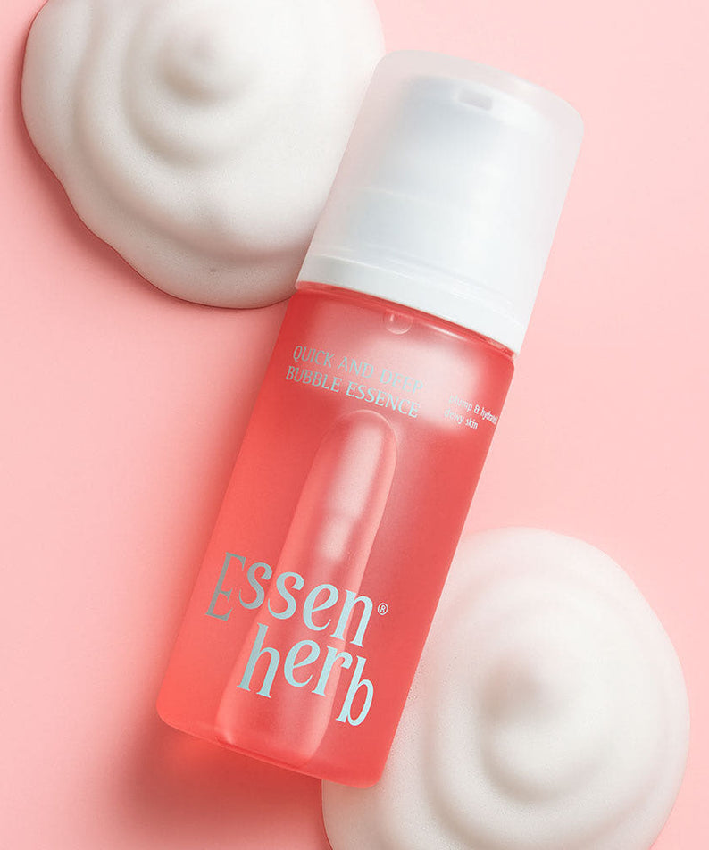 ESSENHERB Quick & Deep Bubble Essence 97ml de la marque ESSENHERB, flacon sur fond rose avec texture crème en arrière-plan